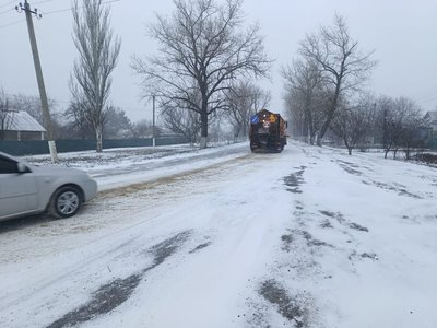 Розчищають дороги: на Донеччині комунальники прибирають автошляхи через сніг та ожеледь Розчищають дороги: на Донеччині комунальники прибирають автошляхи через сніг та ожеледь