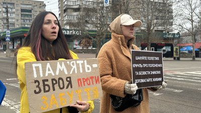 Люди під час хвилини мовчання у Миколаєві Люди під час хвилини мовчання у Миколаєві