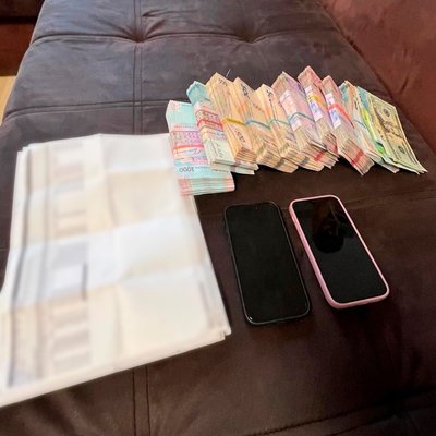 Телефони, гроші, документи, речові докази Телефони, гроші, документи, речові докази