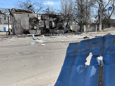 Російська армія обстріляла зупинку громадського транспорту у Херсоні, загинули троє людей Російська армія обстріляла зупинку громадського транспорту у Херсоні, загинули троє людей