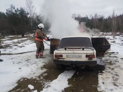 У селі на Волині горів автомобіль поблизу будинку його власника У селі на Волині горів автомобіль поблизу будинку його власника
