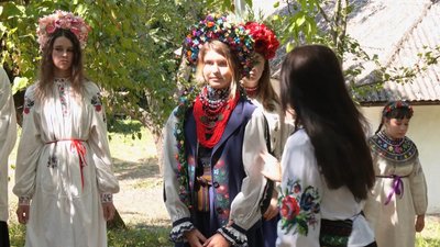 "Я мріяла про весілля змалечку, щоб по всім традиціям": на Хмельниччині школярі "зіграли" автентичне весілля "Я мріяла про весілля змалечку, щоб по всім традиціям": на Хмельниччині школярі "зіграли" автентичне весілля