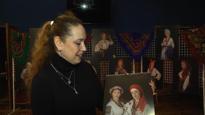 У Хмельницькому презентували благодійний календар зі світлинами українок у народному вбранні У Хмельницькому презентували благодійний календар зі світлинами українок у народному вбранні