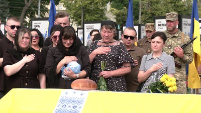Рідні Юрія Захарчука біля його труни Рідні Юрія Захарчука біля його труни