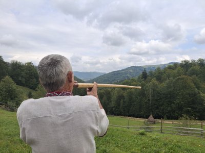 Майстер трембіт і рогів з гуцульського села Шепіт Василь Грималюк Майстер трембіт і рогів з гуцульського села Шепіт Василь Грималюк