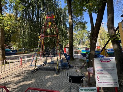 Атракціон «Клоун» у парку Шевченка у Чернівцях Атракціон «Клоун» у парку Шевченка у Чернівцях