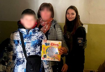 У Херсоні працює мобільний пункт видачі гуманітарної допомоги від волонтерів та поліції У Херсоні працює мобільний пункт видачі гуманітарної допомоги від волонтерів та поліції