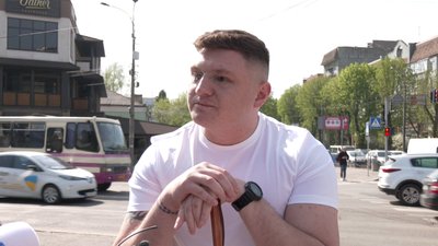 Ветеран, який втратив зір на війні, перевірив безар'єрність перехрестя у Рівному Ветеран, який втратив зір на війні, перевірив безар'єрність перехрестя у Рівному