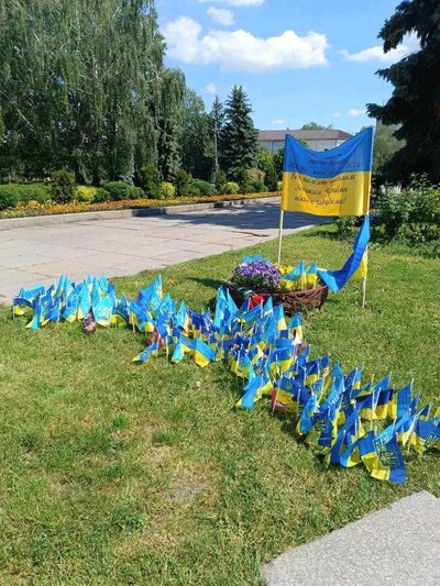Два роки алеї пам’яті на майдані Корольова у Житомирі: встановили 316 прапорців Два роки алеї пам’яті на майдані Корольова у Житомирі: встановили 316 прапорців