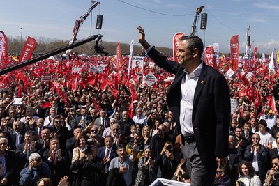 У Стамбулі знову масштабний мітинг з вимогою звільнити заарештованого голову міста Імамоглу У Стамбулі знову масштабний мітинг з вимогою звільнити заарештованого голову міста Імамоглу