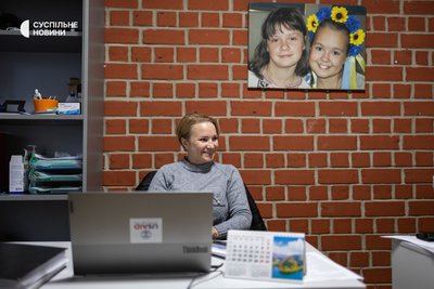 Соціальна працівниця благодійного фонду Save Ukraine Оксана сама має досвід вимушеного переселення з прифронту. Жінці свого часу довелось виїхати з Бахмута Соціальна працівниця благодійного фонду Save Ukraine Оксана сама має досвід вимушеного переселення з прифронту. Жінці свого часу довелось виїхати з Бахмута