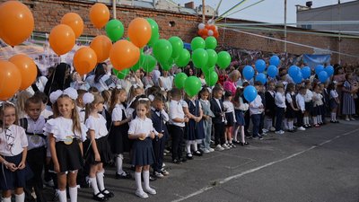 У вінницькому ліцеї №4 першокласники вперше сіли за парти У вінницькому ліцеї №4 першокласники вперше сіли за парти
