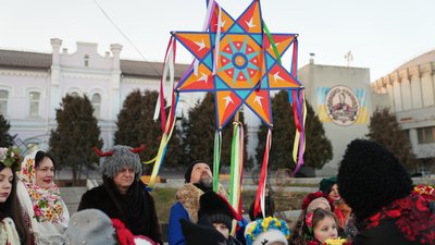 Водили козу та співали колядки: як у Сумах пройшов різдвяний вертеп Водили козу та співали колядки: як у Сумах пройшов різдвяний вертеп