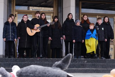 У Житомирі вшанували пам'ять людей, які загинули в драмтеатрі у Маріуполі внаслідок скидання бомби літаком РФ У Житомирі вшанували пам'ять людей, які загинули в драмтеатрі у Маріуполі внаслідок скидання бомби літаком РФ