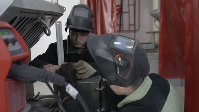 Студенти з Вінниці виготовляють пічки для військових на фронті Студенти з Вінниці виготовляють пічки для військових на фронті
