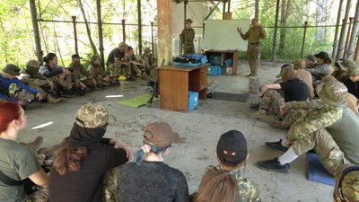 Готують молодь до війни: як у Чернівцях проходить навчання у військово-патріотичному вишколі Готують молодь до війни: як у Чернівцях проходить навчання у військово-патріотичному вишколі