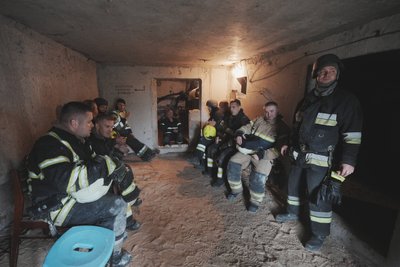 Рятувальники в укритті під час оголошення повітряної тривоги Рятувальники в укритті під час оголошення повітряної тривоги