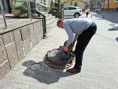 пам'ятник сантехніку, скульптура сантехніка пам'ятник сантехніку, скульптура сантехніка