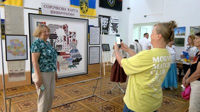 У Вінниці презентували вишиту мапу Вінниччини зі старовинними орнаментами У Вінниці презентували вишиту мапу Вінниччини зі старовинними орнаментами