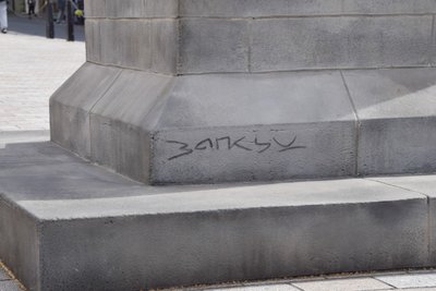 У Лондоні з’явилася загадкова статуя з підписом Бенксі У Лондоні з’явилася загадкова статуя з підписом Бенксі
