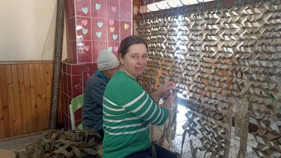 Допомога для фронту: жителі Пулинської громади щодня плетуть маскувальні сітки для ЗСУ Допомога для фронту: жителі Пулинської громади щодня плетуть маскувальні сітки для ЗСУ