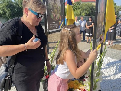 На Хмельниччині облаштували "Алею Героїв" На Хмельниччині облаштували "Алею Героїв"