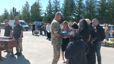 Рідним вручають прапор України, похорон, Тернопіль Рідним вручають прапор України, похорон, Тернопіль