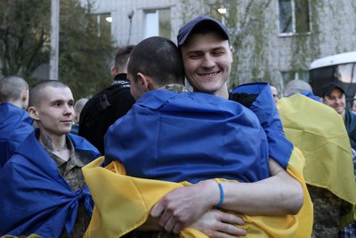 Україна та Росія провели найбільший обмін полоненими Україна та Росія провели найбільший обмін полоненими