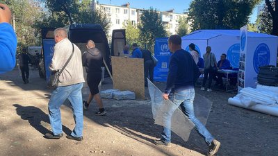 Прибирають уламки та закривають вибиті вікна. Що відбувається на місці ракетного удару по Дніпру Прибирають уламки та закривають вибиті вікна. Що відбувається на місці ракетного удару по Дніпру