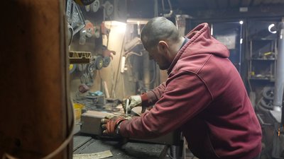 На кожну наносить герб України: волонтер із Вінниці майструє буржуйки для оборонців На кожну наносить герб України: волонтер із Вінниці майструє буржуйки для оборонців