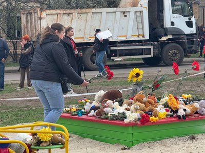 На місце атака у Кривому Розі жителі несуть квіти та іграшки На місце атака у Кривому Розі жителі несуть квіти та іграшки
