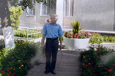 «Прибираю, поки ноги носять»: 83-річний Михайло Возний із Малина працює двірником