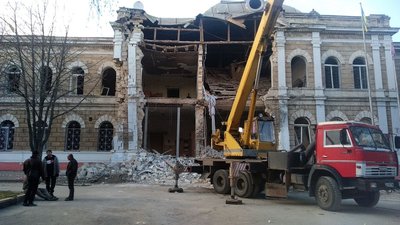 У Миколаєві тривають аварійно-ремонтні роботи в гімназії, в яку влучила російська ракета У Миколаєві тривають аварійно-ремонтні роботи в гімназії, в яку влучила російська ракета