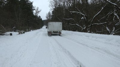 Прифронтову дорогу на Чернігівщині чистять фермери, щоб у села могли доставити продукти або відвезти людей до лікарні Прифронтову дорогу на Чернігівщині чистять фермери, щоб у села могли доставити продукти або відвезти людей до лікарні