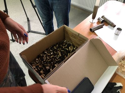 У Львові дизайнерка з Харкова переробляє використані гільзи на мистецькі витвори У Львові дизайнерка з Харкова переробляє використані гільзи на мистецькі витвори