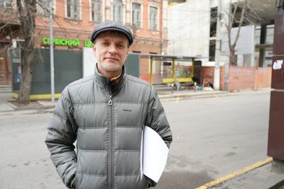 У центрі Дніпра на громадській зупинці мешкають двоє безхатьків. Чи є у місті прихисток для бездомних У центрі Дніпра на громадській зупинці мешкають двоє безхатьків. Чи є у місті прихисток для бездомних
