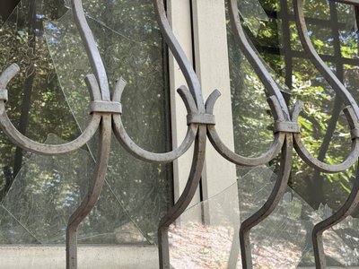 Під час обстрілу РФ у Херсоні пошкоджена історична будівля закладу освіти Під час обстрілу РФ у Херсоні пошкоджена історична будівля закладу освіти
