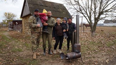 Капелан Богдан Гнатів з жителями села у прифронтовій зоні Капелан Богдан Гнатів з жителями села у прифронтовій зоні