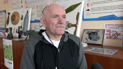 Демобілізований військовий з Волині вчителює і пише ікони на ящиках з-під набоїв Демобілізований військовий з Волині вчителює і пише ікони на ящиках з-під набоїв