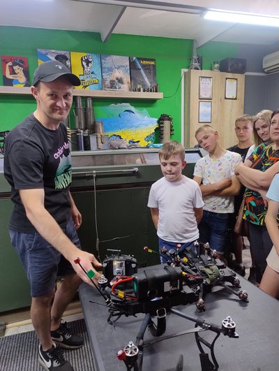 Школярі передали на виготовленя дронів понад 140 тисяч гривень Школярі передали на виготовленя дронів понад 140 тисяч гривень