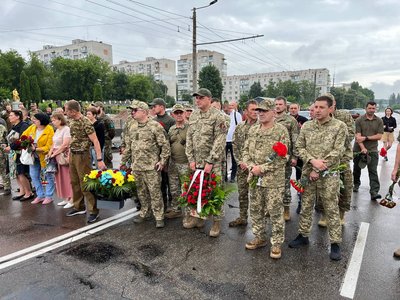 У Житомирі попрощалися з комбатом Олександром Вербилом У Житомирі попрощалися з комбатом Олександром Вербилом
