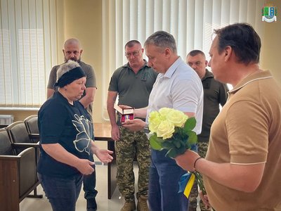 На Одещині рідним чотирьох загиблих військовослужбовців вручили посмертні нагороди На Одещині рідним чотирьох загиблих військовослужбовців вручили посмертні нагороди