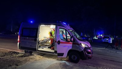 Медики на місці влучання по п'ятиповерхівці в Харкові 2 жовтня 2024 року