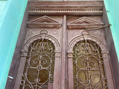 В історичній частині Чернівців зроблять ремонт двох парадних дверей