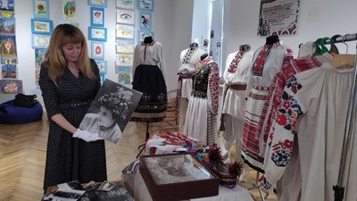 Як одягались наречена та наречений на Волині сто років тому Як одягались наречена та наречений на Волині сто років тому