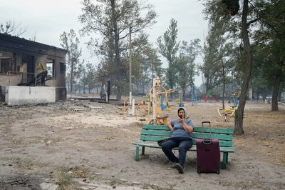 Жінка чекає на евакуацію у частково знищеному вогнем Студенку на Харківщині, 3 вересня 2024 року Жінка чекає на евакуацію у частково знищеному вогнем Студенку на Харківщині, 3 вересня 2024 року