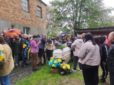 Прощання з Василем Кобилецьким біля будинку в якому він проживав Прощання з Василем Кобилецьким біля будинку в якому він проживав