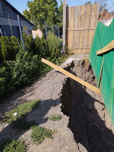 На вулиці Шептицького, 7 у Чернівцях обвалився котлован