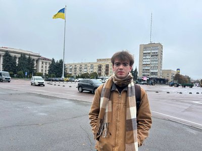 У Житомирі на майдані Соборному за 60 тисяч гривень замінили напівсфери У Житомирі на майдані Соборному за 60 тисяч гривень замінили напівсфери