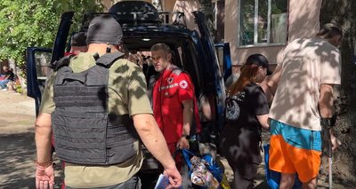 "Я після поранення. А бабусю вбило". Як поліція евакуйовувала з Миколаївки родину "Я після поранення. А бабусю вбило". Як поліція евакуйовувала з Миколаївки родину
